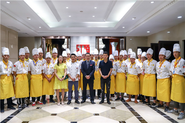 我校中餐专业学生前往红顶食府酒店参观学习