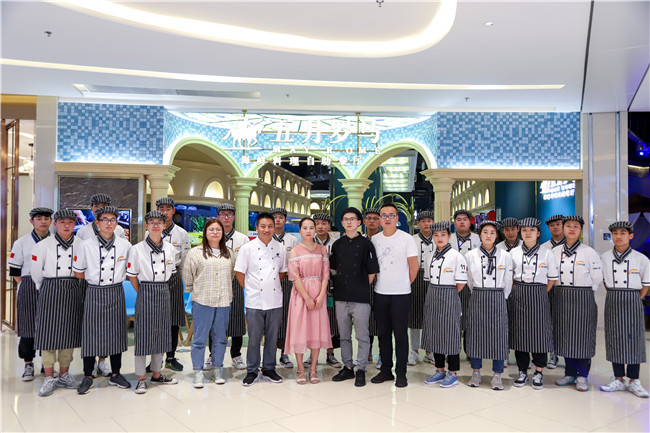 我校西餐专业学生前往五月罗马海鲜自助餐厅参观体验