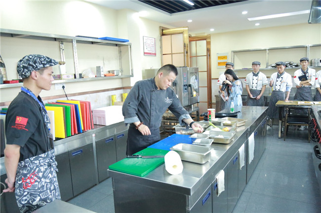 合肥洲际酒店行政副总厨前来我校进行西餐授课！