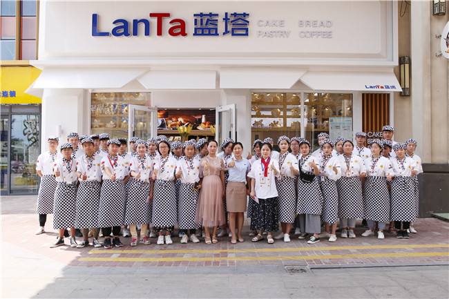 参观好利来兄弟品牌蓝塔工厂与实体店，西点专业新生收获满满！