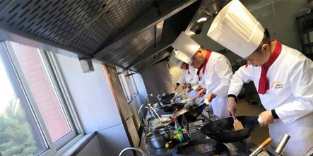 他们给自己充电的样子真迷人啊！