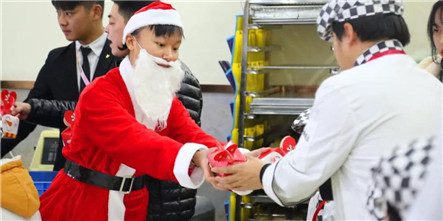 又是别人家的学校！圣诞老人来送礼物啦！