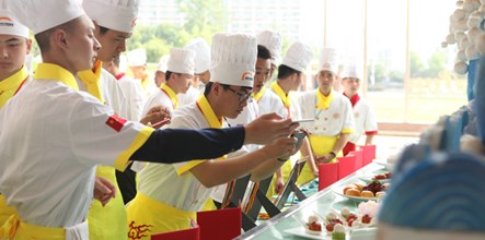 ​现在学技术，来年就能拿高薪！