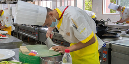 安徽新东方今日举行职业资格证考试，助力学子成才