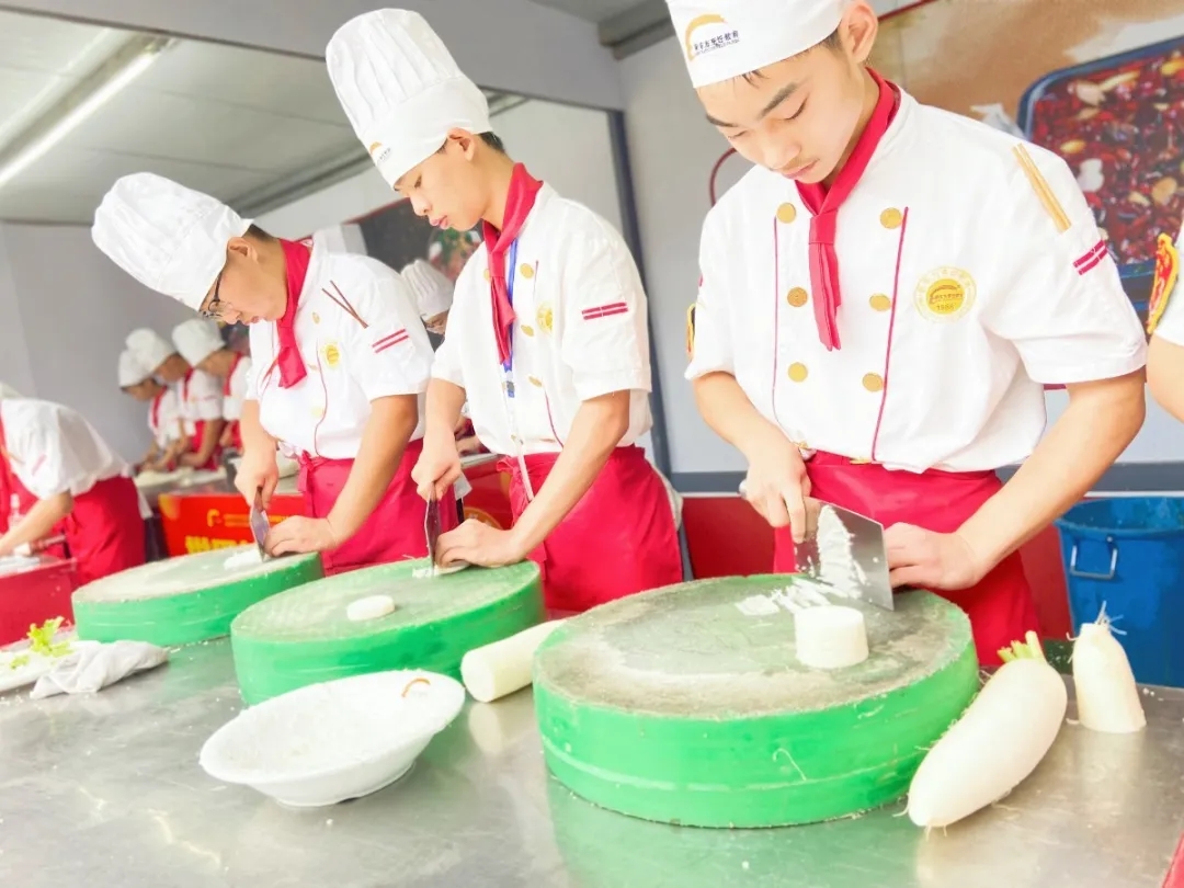 赛刀工,秀风采—安徽新东方烹饪技工学校举办刀工大赛