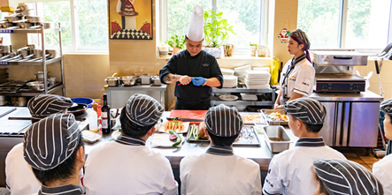 酒店主厨走进安徽新东方，亲授西餐烹饪技能