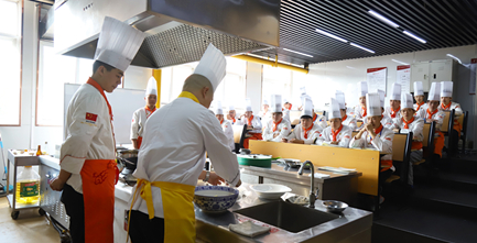 邀请名厨进课堂,示范引领促成长,知名企业主厨来我校授课