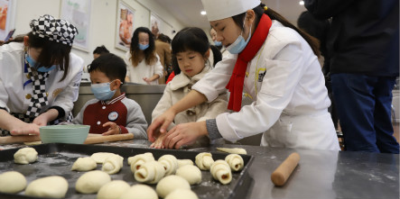 小小烘焙师——我校开展家庭亲子烘焙研学游活动