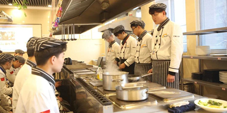 想学一门技术闯天下，就来安徽新东方学厨师吧！