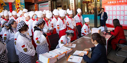 学籍注册现场人潮拥挤！争先恐后报名，只为学门好手艺！