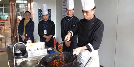 与“食”俱进，名厨进校园|行业大厨展示中餐魅力，分享从业经验，榜样引领促成长！