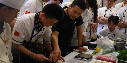 西餐主厨走进安徽新东方，为我校学子授课