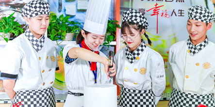 初中毕业适合学什么？这几个热门专业发展前景十分广阔！