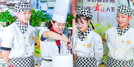 初中毕业想学厨师，到哪里学比较好？