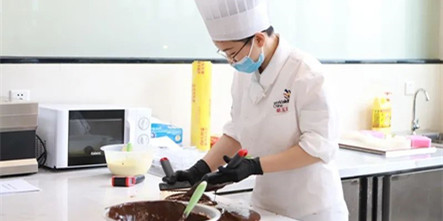 初中毕业后学技术优势明显！来安徽新东方学实用技能！