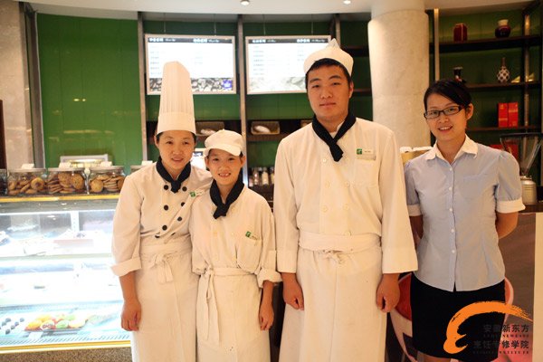 工作在古井假日酒店的优秀毕业生徐小琴与厨师长