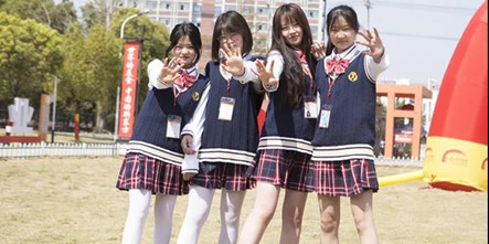 幼儿教育与西点专业两个专业，哪个专业更适合女生学习？