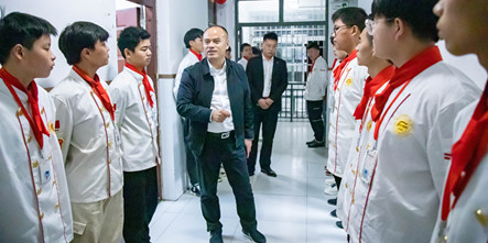 关心学生生活，安徽新东方院长走进学生宿舍，检查寝室环境