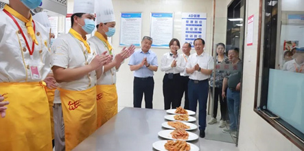 新疆生产建设兵团第十二师人力资源和社会保障局党组书记/局长赵德志一行莅临我校考察指导