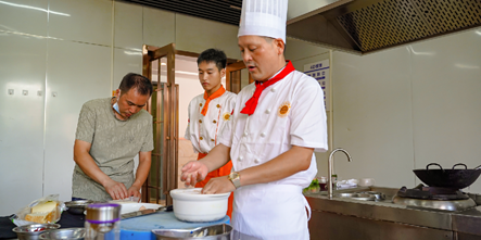 大师进校园|烹饪大师刘政走进安徽新东方授课指导，倾囊传授精湛厨艺