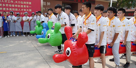安徽新东方趣味运动会之“疯狂的毛毛虫”！