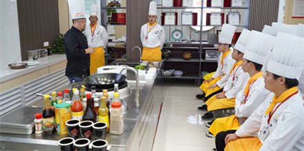 企业宣讲&大师课堂，促进学子技能提升！