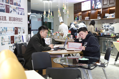 学麻椒鸡的学校 \