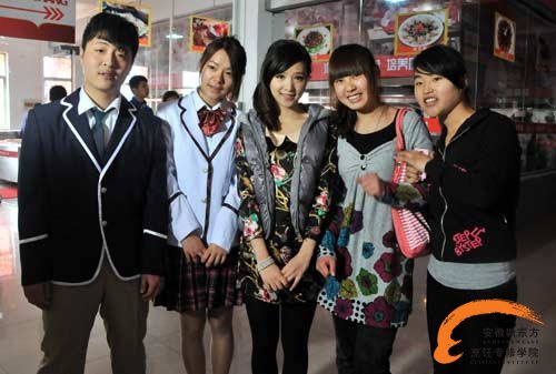 学生演员与张杨果而合影