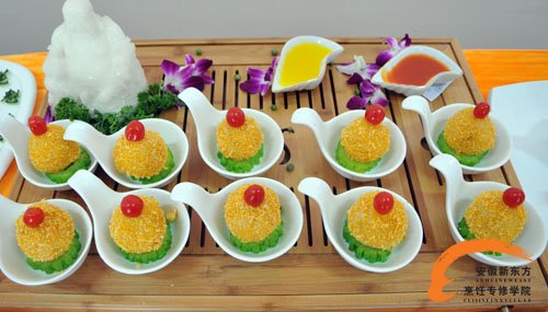 烹饪赛场亮技能 青春风采正飞扬 烹饪赛场亮技能 青春风采正飞扬