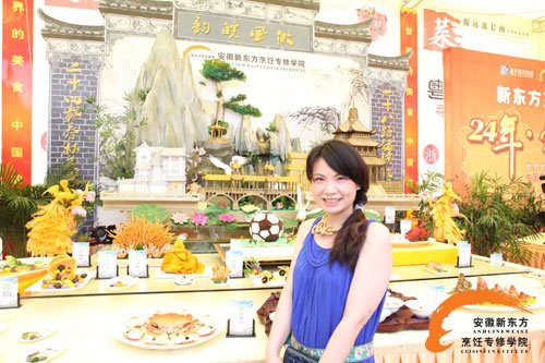 新东方杯大赛美女参观安徽展台