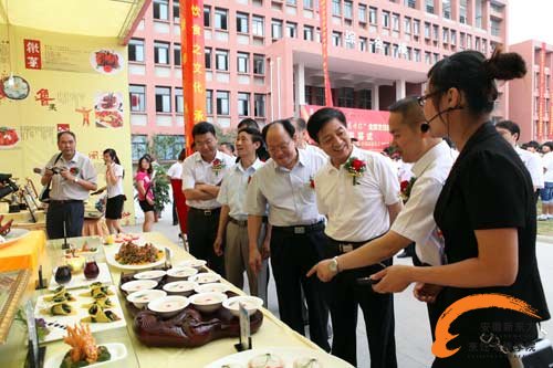 新东方杯大赛领导参观徽风皖韵展台