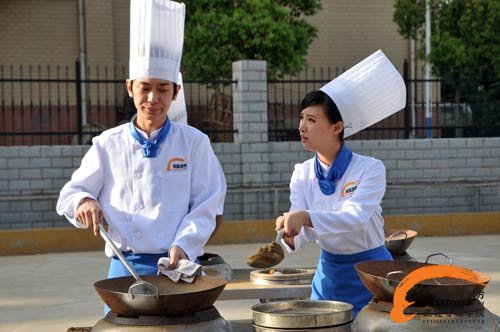 美味学院高星星   翻锅“乐翻天”