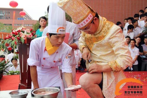 安徽卫视报道新东方烹饪大师林杉精彩绝技表演