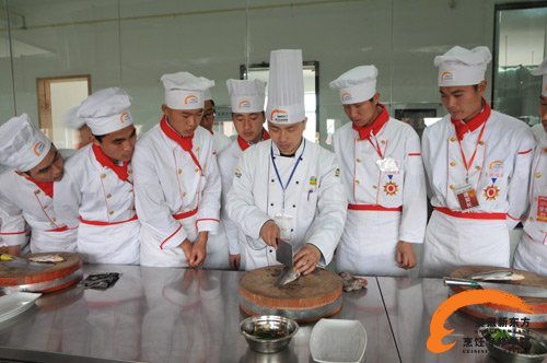 中高考过后  学厨师成热门