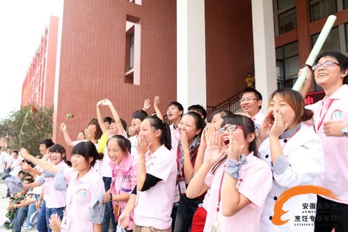 校园达人秀加油助威的烹饪学子们