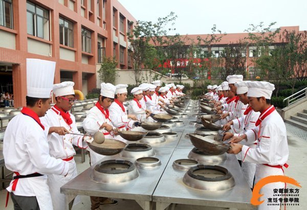 小沈阳、姜彤《后厨》魔鬼秘训 颠勺颠到手抽筋