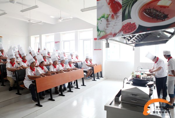 倾城一考  千军万马考公务员  不如学厨师高薪就业