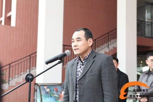 张院长宣布植树活动正式开始 