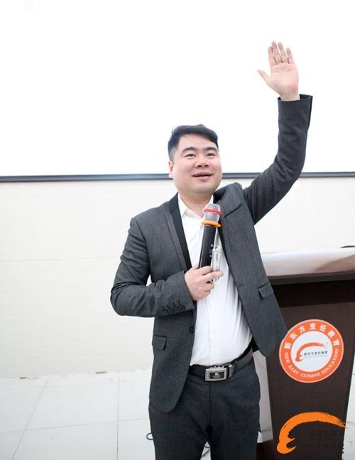 嘉兴隆聚餐饮集团人力资源总监助理叶茂先生神采飞扬的讲话