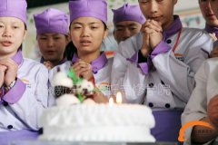 安徽新东方烹饪学子点亮500支爱心蜡烛为雅安祈福