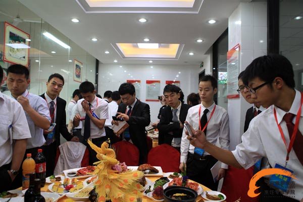 毕业作品准备就绪 同学们先拍照留念