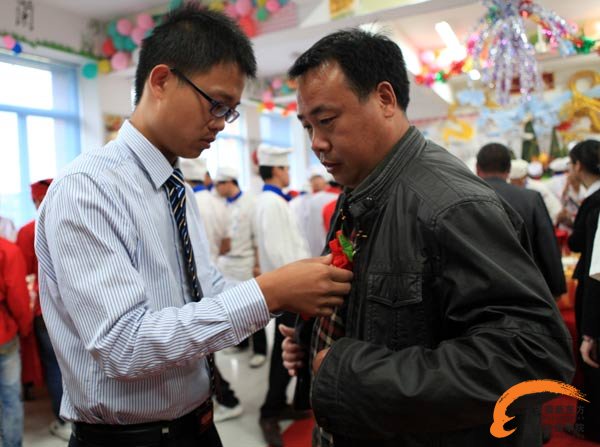卢帅亲自给父亲戴胸花