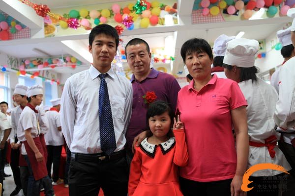 韩伟与从浙江赶来的父母、妹妹合影