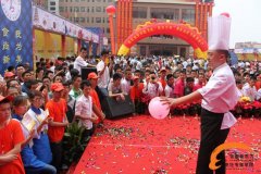 气球上切肉丝 展现刀刃上的功夫