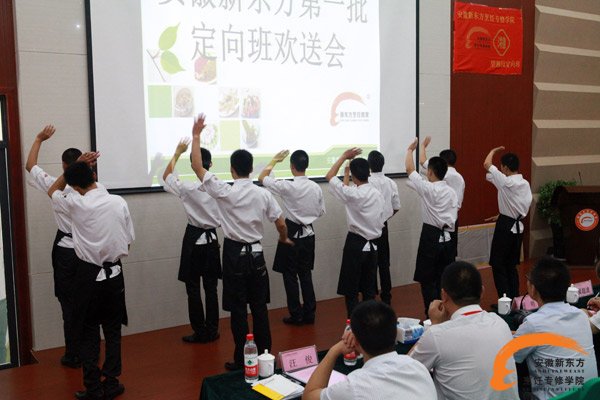 学员给各位领导献舞