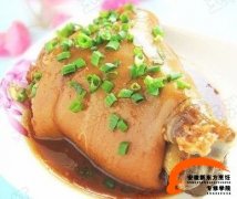安徽新东方烹饪教你冰糖肘子怎么做好吃