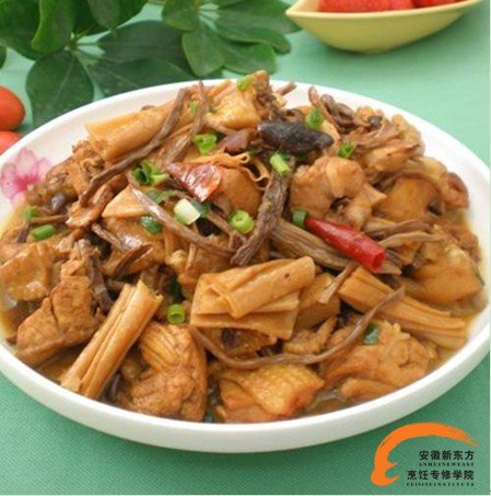 安徽新东方烹饪茶树菇腐竹炖鸡肉