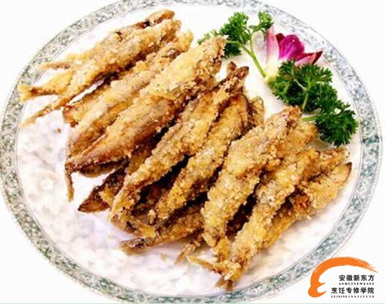安徽新东方烹饪教你做蛋春鱼