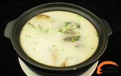 安徽新东方烹饪教您做鱼头豆腐汤