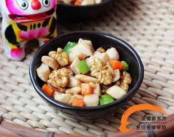 安徽新东方大师教你核桃鸡丁的制作方法